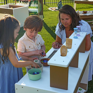 WB2722 outdoorED™ Mud Kitchen_outside close up with models