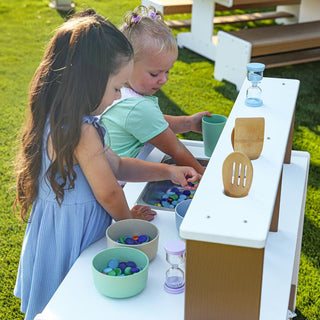 WB2722 outdoorED™ Mud Kitchen_outside side view with models
